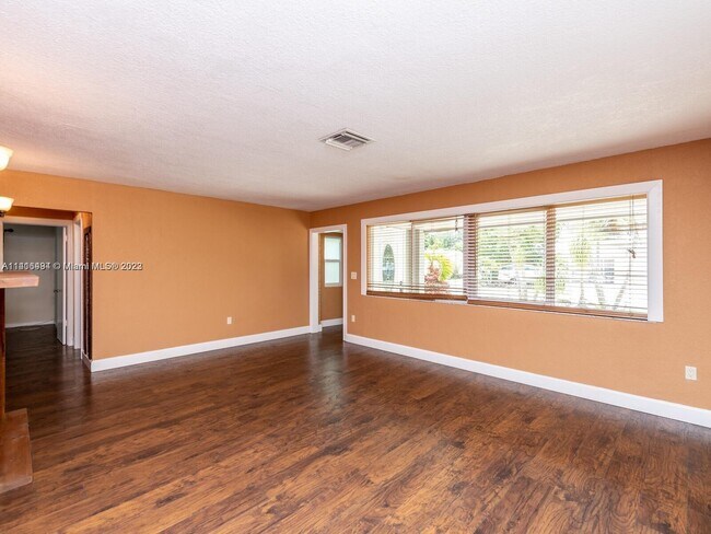 Foto del edificio - 3809 E Shore Rd