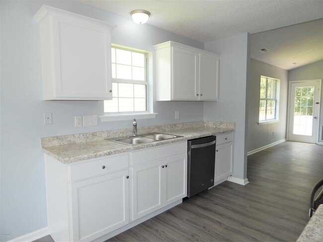 Building Photo - 612 S Hampton Dr