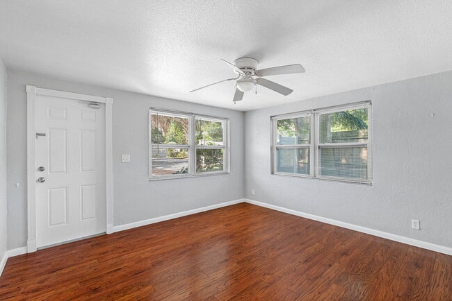 Building Photo - Lovely Largo Home