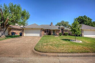 Building Photo - 7909 Tree Leaf Ln