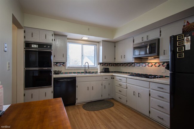 Building Photo - 1815 Onaway Dr SE