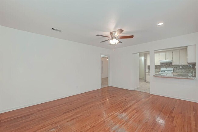 Building Photo - 605 N Eastwood St