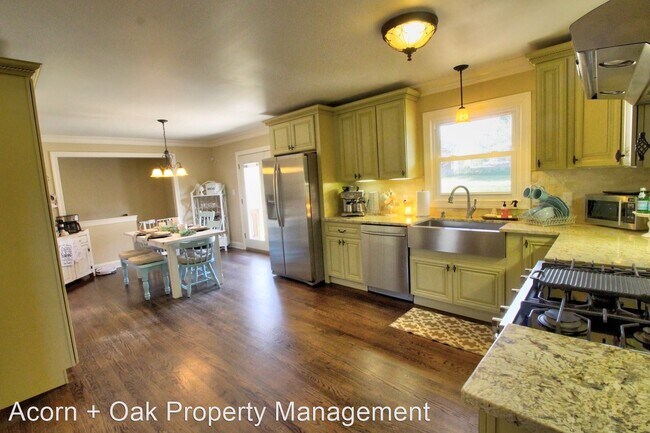Building Photo - 4 br, 2.5 bath House - 902 Brandon Rd