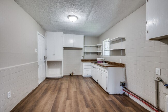 Building Photo - 3000 Willow Park St