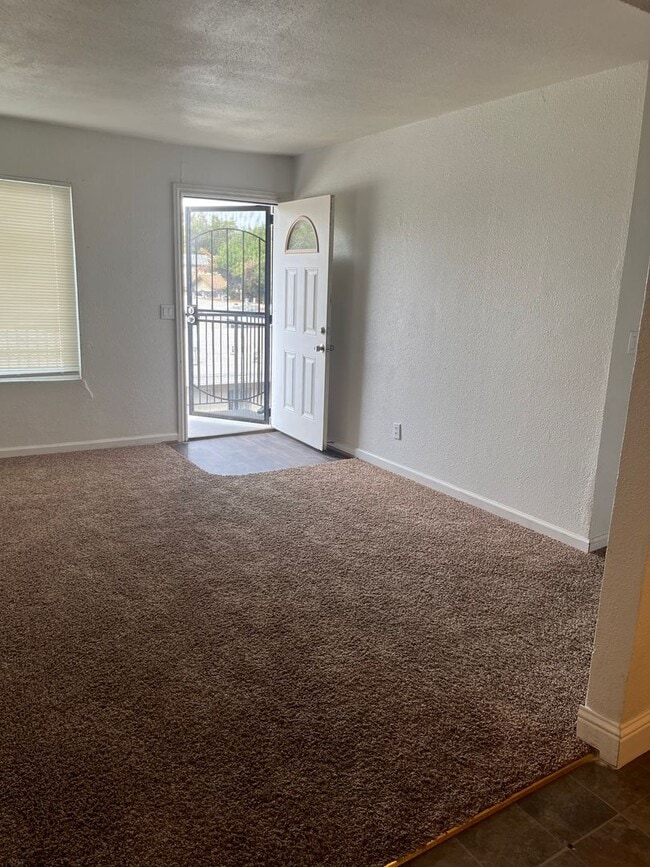 Foto del edificio - 1275 E Bellevue Rd