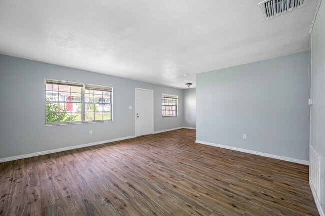 Building Photo - Sunny Point Apartments
