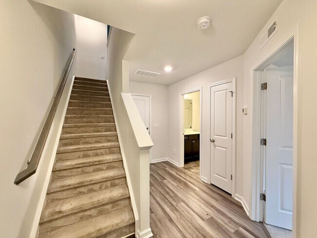 Building Photo - Stunning 3BD, 3.5BA Raleigh Townhome in the Desirable 5401 North Community Within Walking Distanc...