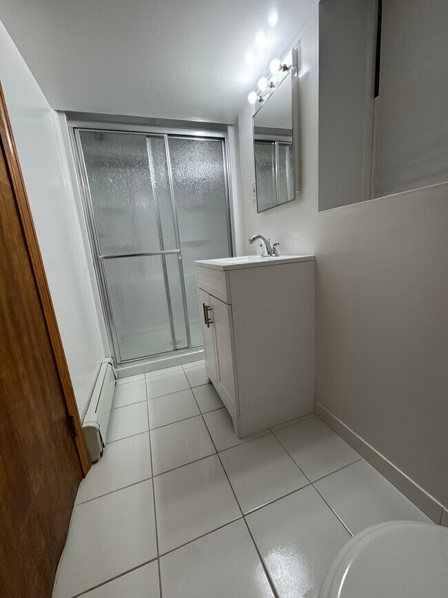 Baño - 97 Crotona Ave