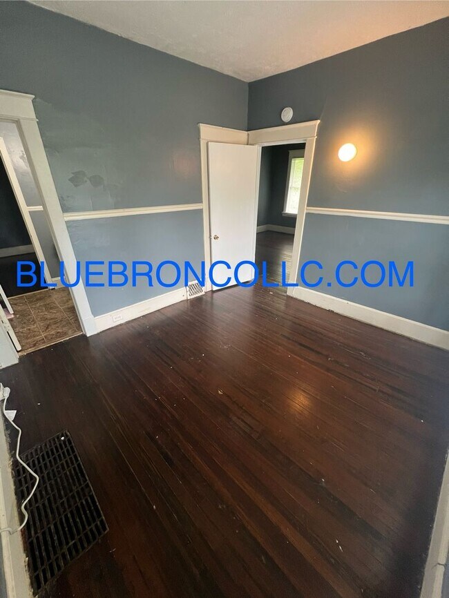 Building Photo - Cute 2 bedroom 1 bathroom home on corner lot.