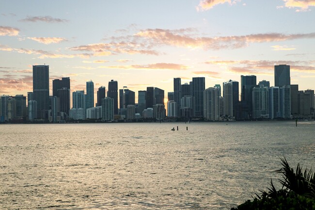 Foto del edificio - 19116 Fisher Island Dr