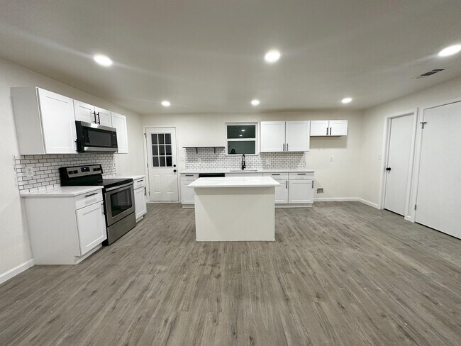 Building Photo - 2615 Oates Dr