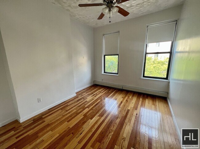 Foto del edificio - Massive 3.5BR 1BA 1300sft Top Floor Conver...