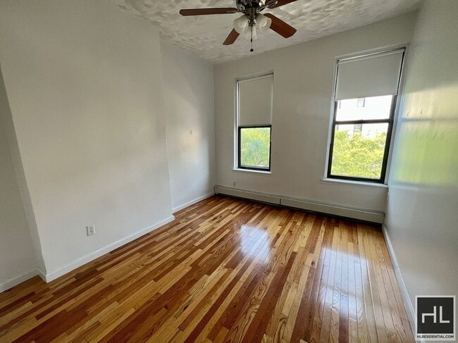 Building Photo - Massive 3.5BR 1BA 1300sft Top Floor Conver...