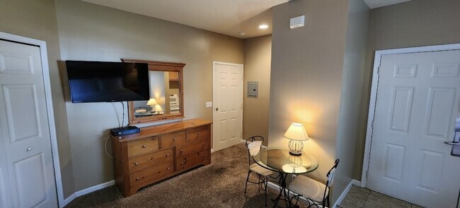 Foto del edificio - 8401 Mulligan Cir
