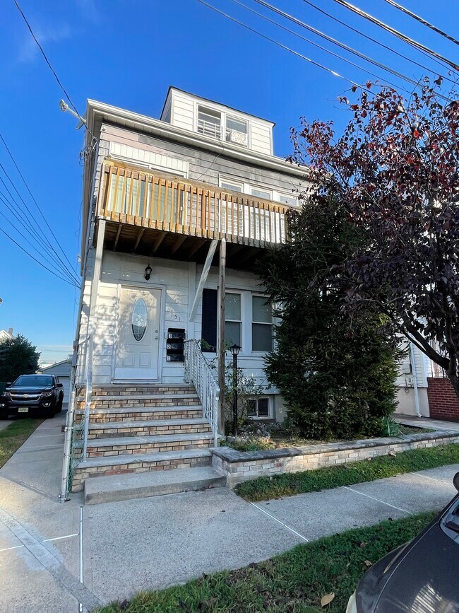 3rd floor apartment - 151 Banta Ave