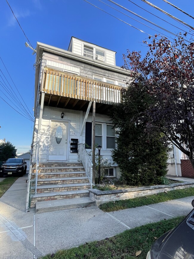 3rd floor apartment - 151 Banta Ave