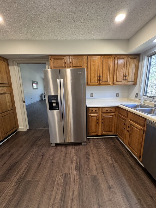 Building Photo - "Charming 2-Bedroom Condo with Cozy Fireplace in Hendersonville – 1603 Sq Ft of Comfort!"