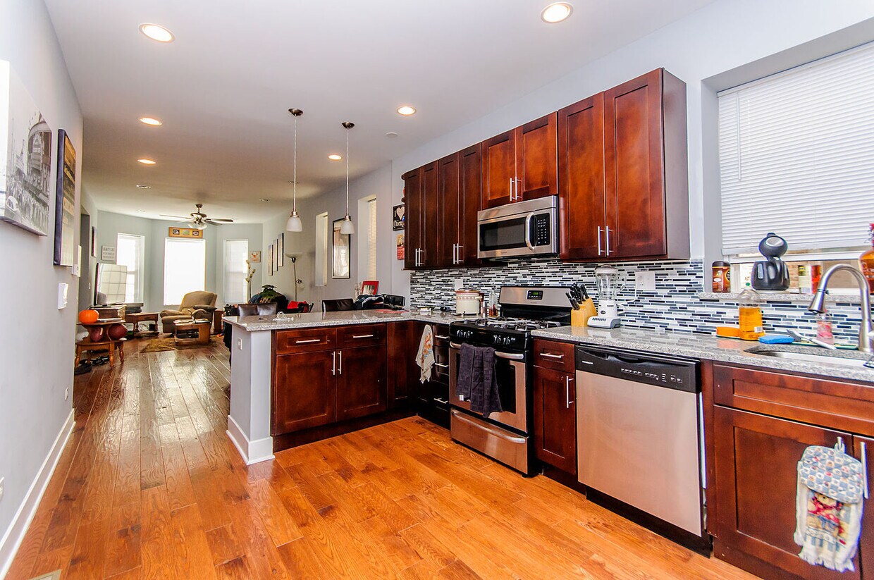 Foto principal - 2340 W Augusta Blvd