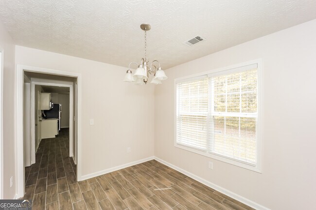 Building Photo - 320 Valley View Dr