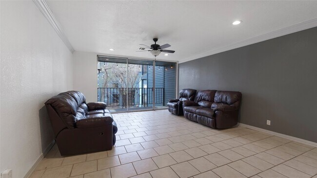 Foto del edificio - 12500 Melville Dr