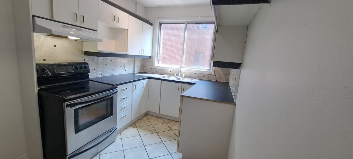 Building Photo - 4820 Av Plamondon
