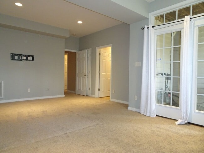 Building Photo - 4 Bedroom 3.5 Bath 3 Story Townhome for Re...