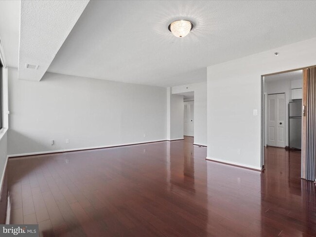 Foto del edificio - 3713 S George Mason Dr