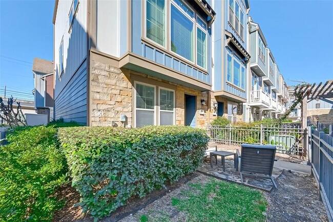 Foto del edificio - 708 N Shepherd Dr