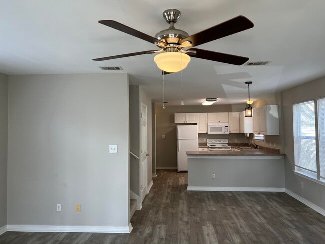 Building Photo - 9 Lantana Ct