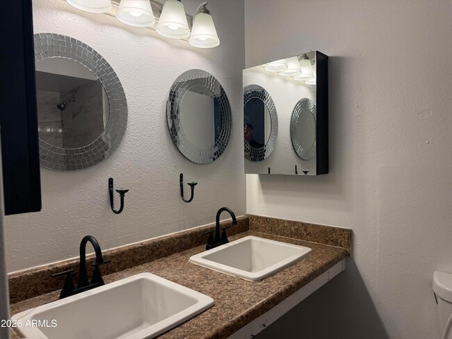 Foto del edificio - 503 E Loyola Dr