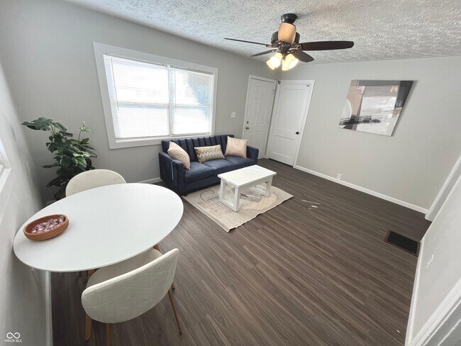 Foto del edificio - 1854 E Legrande Ave