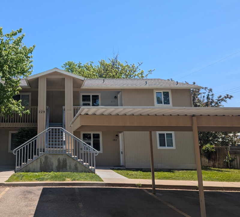 Foto principal - 228 N Latah St