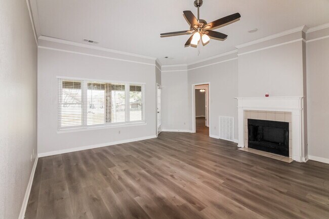 Foto del edificio - 6651 Spencer Forest Cove W