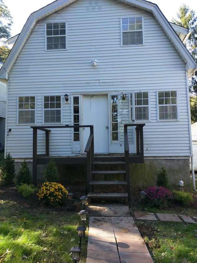 30 Knoll Top Rd, Stony Brook, NY 11790 House Rental in Stony Brook