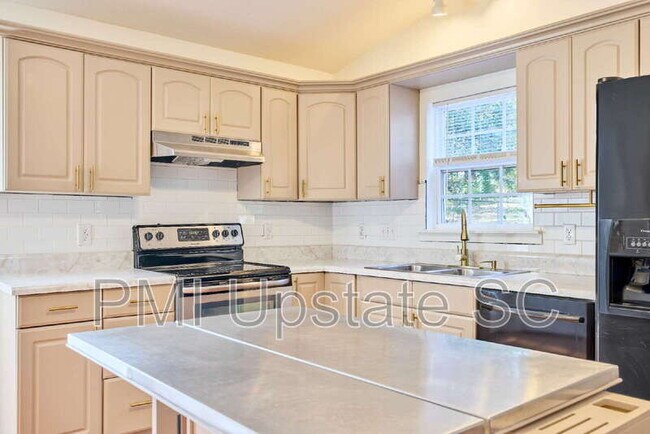 Foto del edificio - 28 Pine Grove Ln