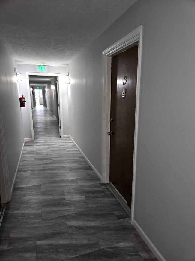 Foto del edificio - 613 Hillsboro Rd