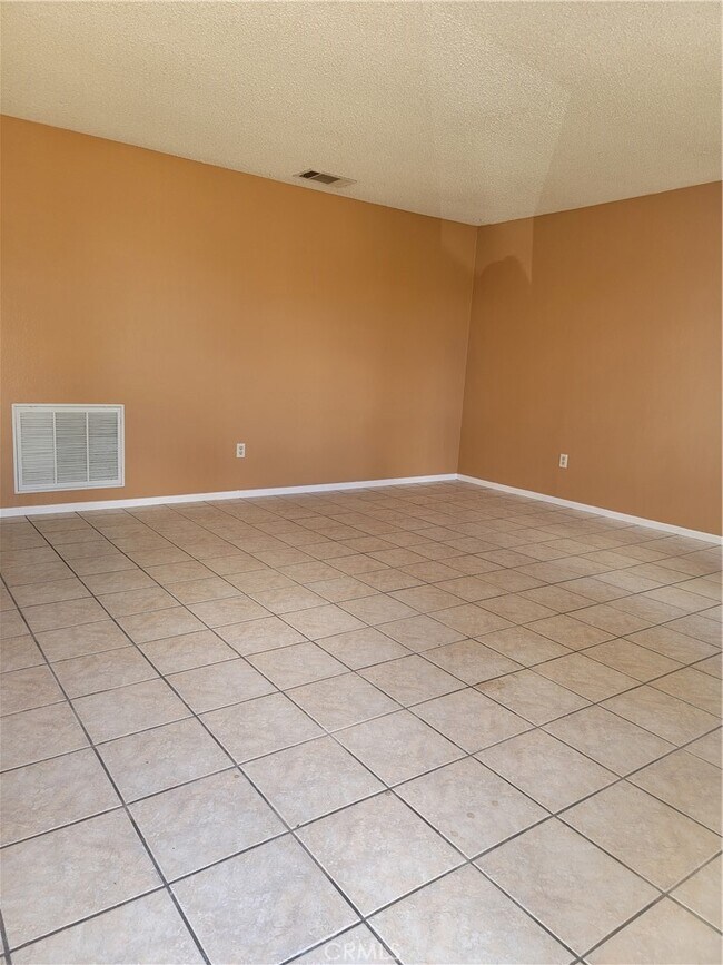 Foto del edificio - 18242 Larkspur Rd
