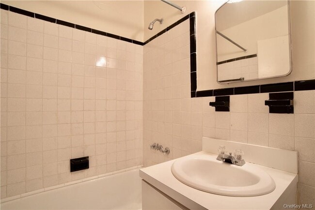 Building Photo - 2 Sadore Ln