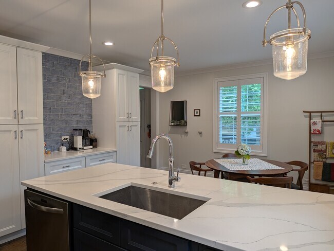 Foto del edificio - 2741 Lincolnwood Dr
