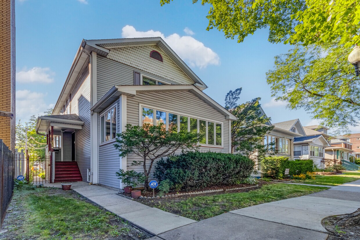 Foto principal - 1034 N Austin Blvd