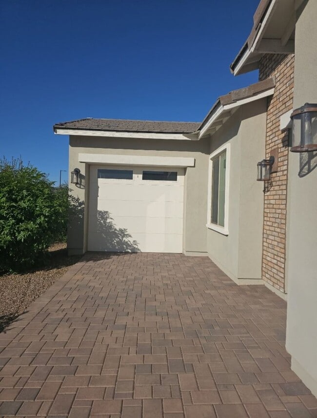 Foto del edificio - 5 BEDROOM 4 BATH SINGLE FAMILY HOME