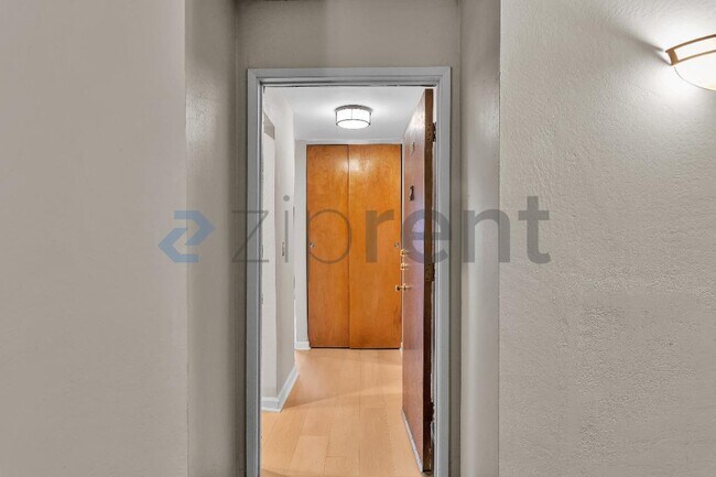 Foto del edificio - 955 Shorepoint Ct