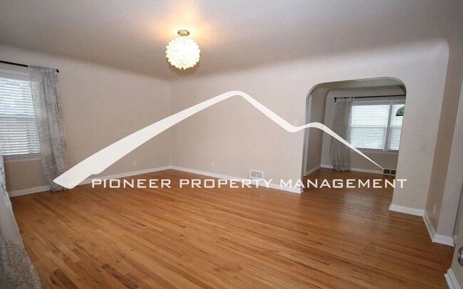 Building Photo - Adorable neighborhood, Updated Main-Level Living in Ivywild, 3BR/2BA, 1 Car Garage and Enclosed Yard