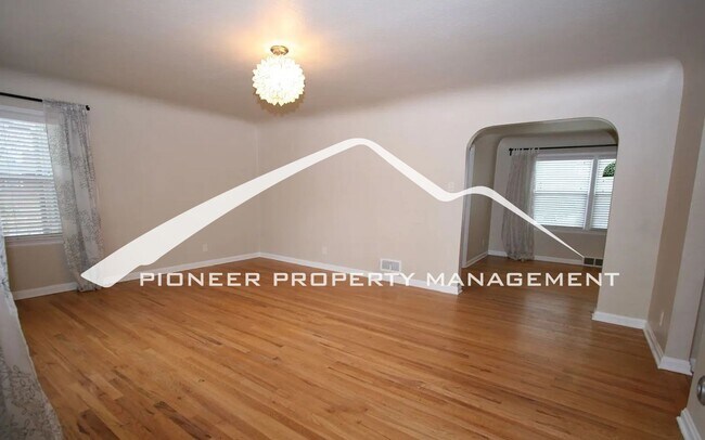 Foto del edificio - Adorable neighborhood, Updated Main-Level Living in Ivywild, 3BR/2BA, 1 Car Garage and Enclosed Yard