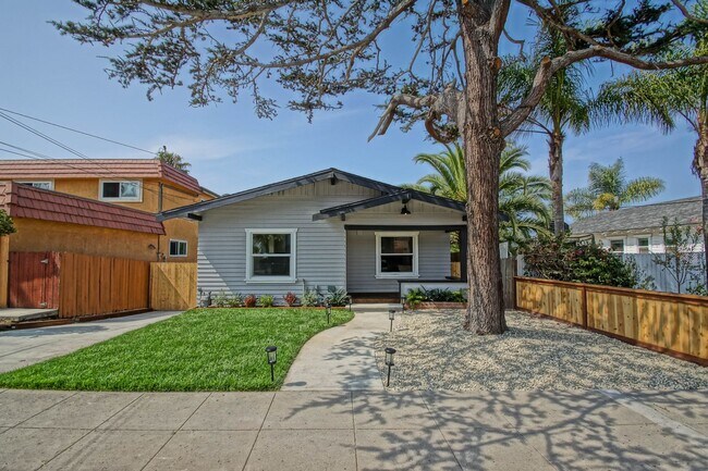 Foto del edificio - Remodeled, Bright & Charming Single-Story Home on Oversized Lot w/ Huge Back Yard, Front Yard w/ ...
