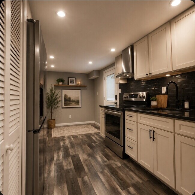 Foto del edificio - "Charming 2-Bed Basement Apartment with Hardwood Floors in Clinton, MD!"