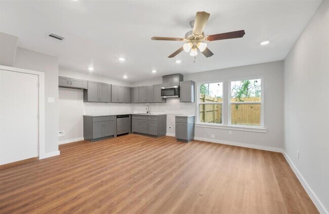 Foto del edificio - 8120 Laura Koppe Rd