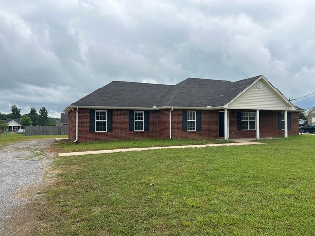 Building Photo - 3 Bedroom 2 bath with 2 Car Garage Home Fo...