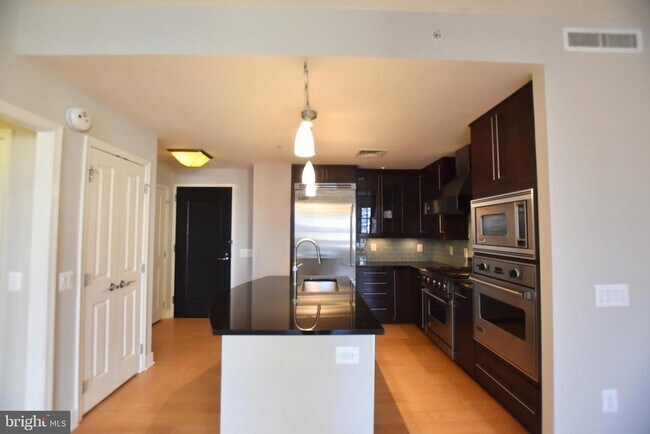 Foto del edificio - 7710 Woodmont Ave