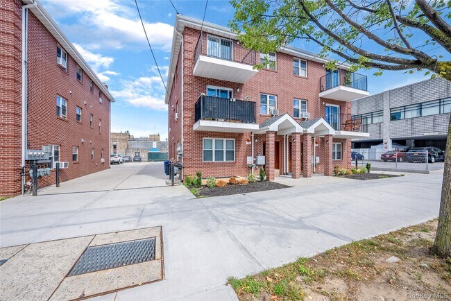 Foto del edificio - 220-09 64th Ave